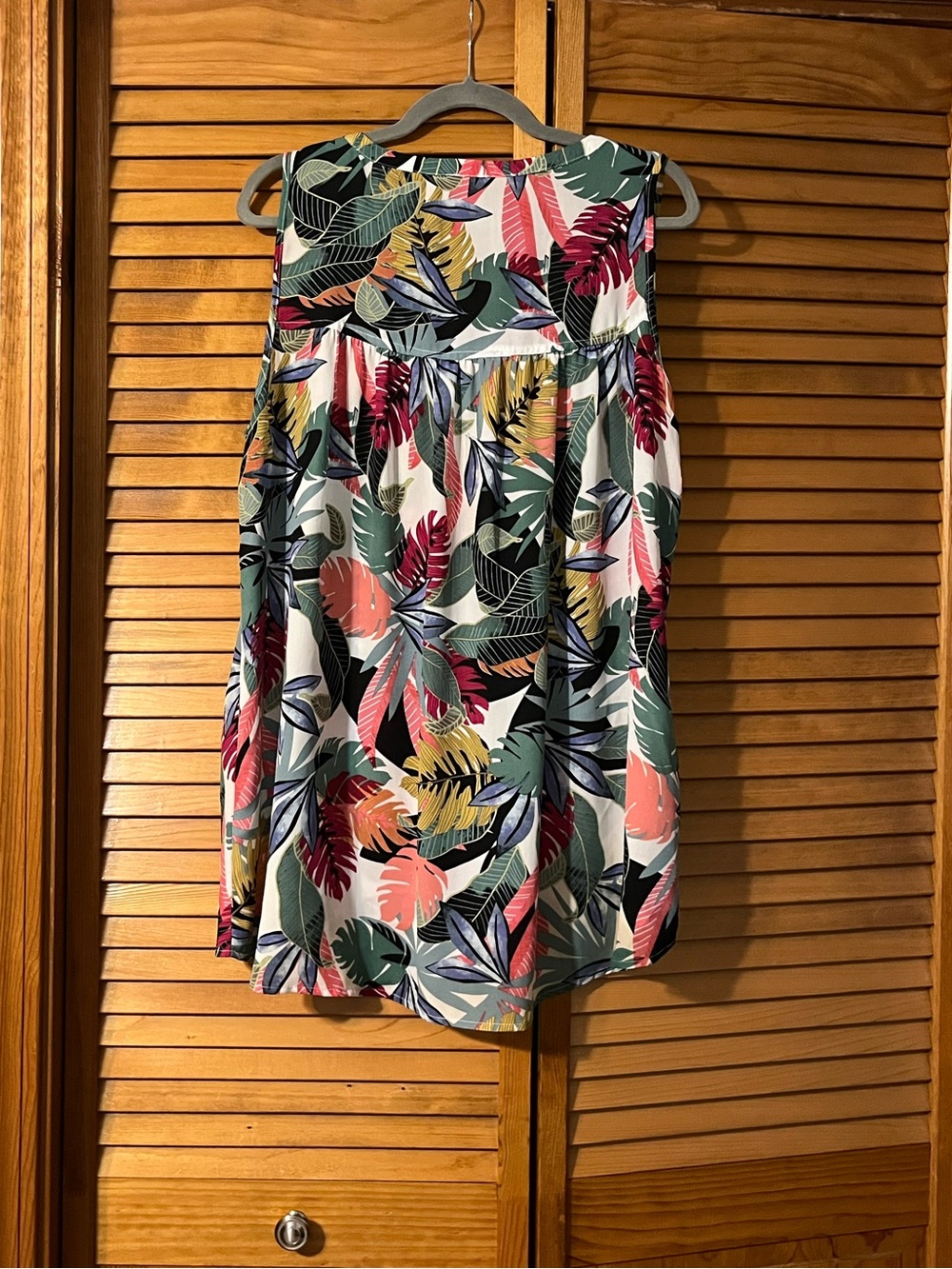 Spense Tropical Leaf Print Sleeveless V-Neck Tank - Picture 3 of 5